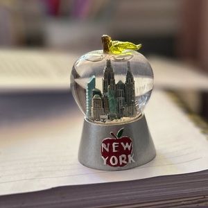 Mini Big Apple New York Snow Globe
